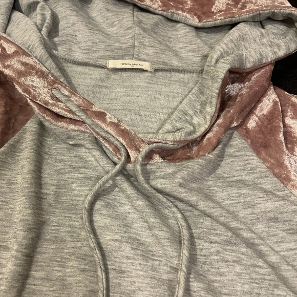 Pink velvet hoodie - Picture 2 of 4